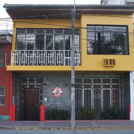 Flying Dog Hostel Iquitos Eksteriør billede