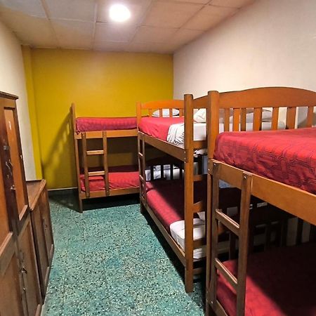 Flying Dog Hostel Iquitos Eksteriør billede