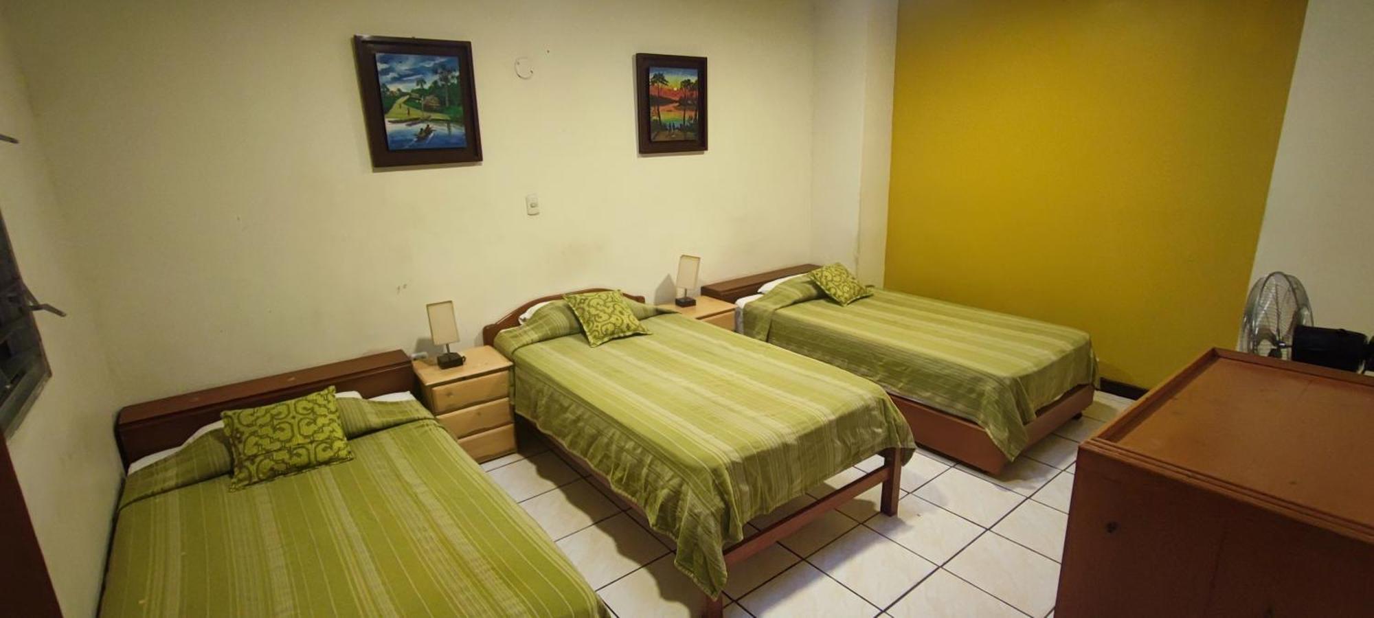 Flying Dog Hostel Iquitos Eksteriør billede