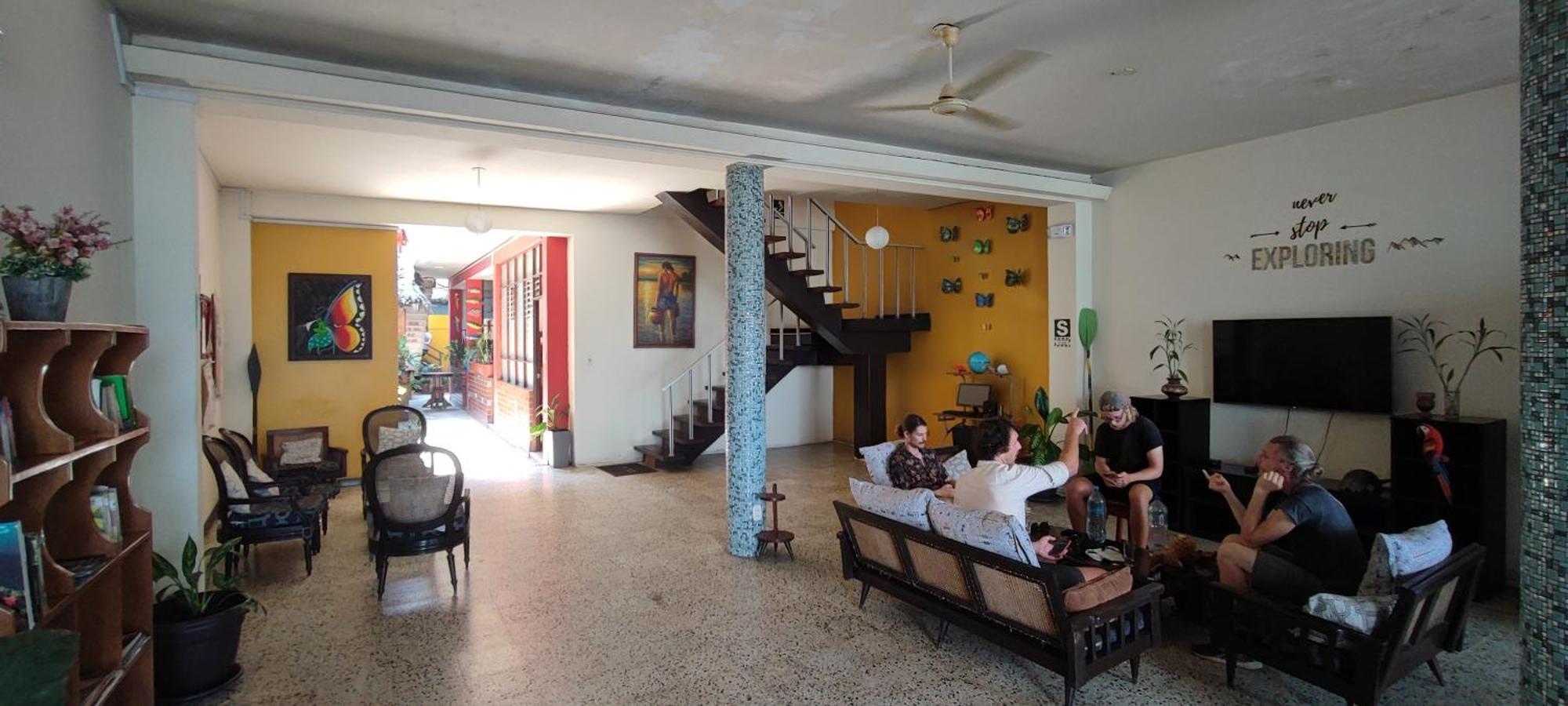 Flying Dog Hostel Iquitos Eksteriør billede