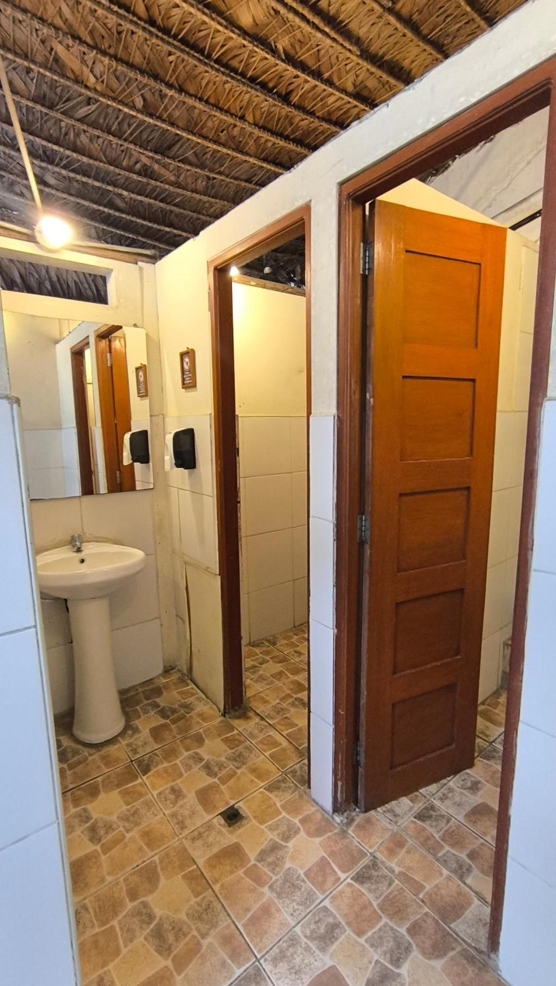 Flying Dog Hostel Iquitos Eksteriør billede