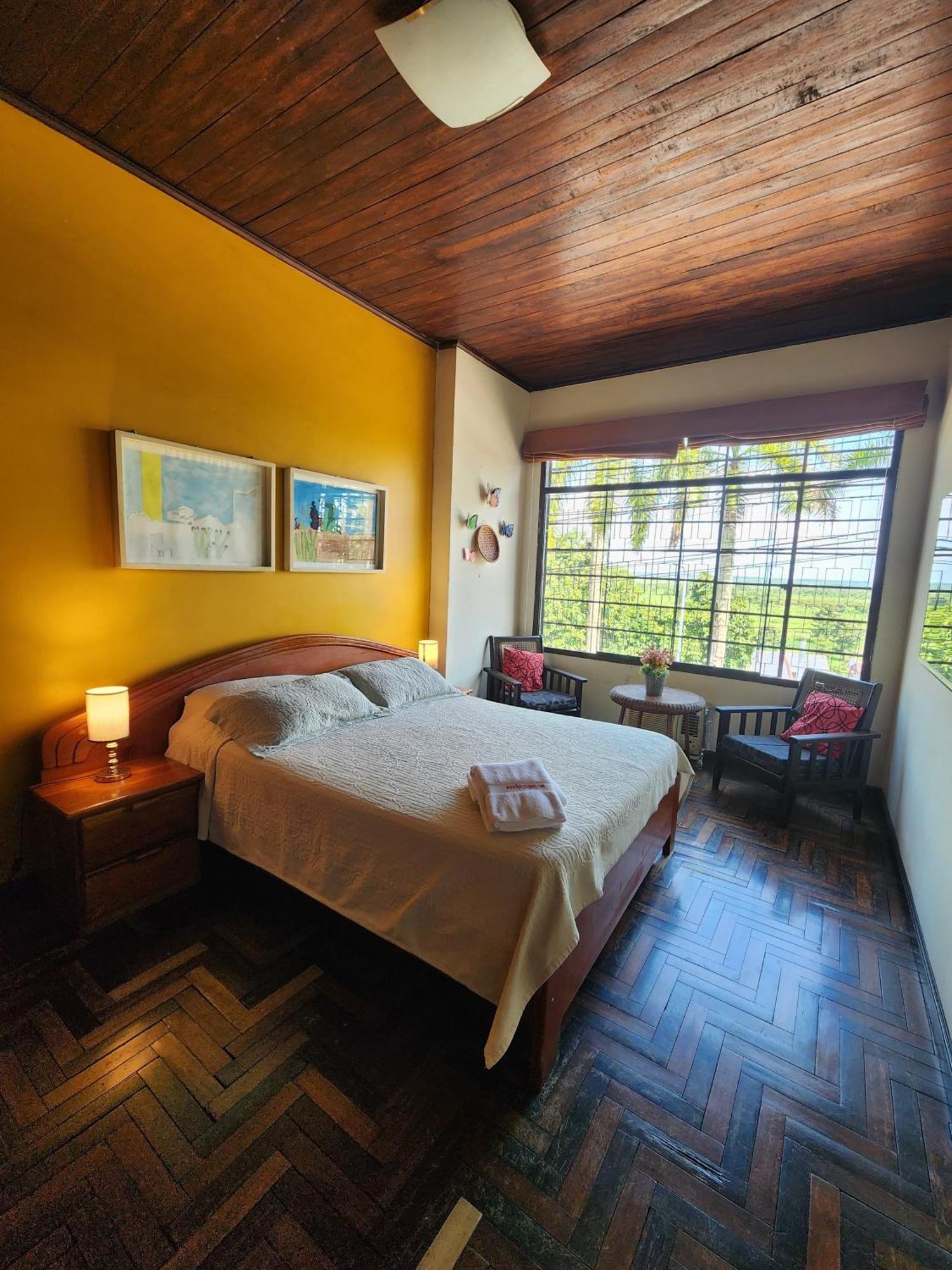 Flying Dog Hostel Iquitos Eksteriør billede