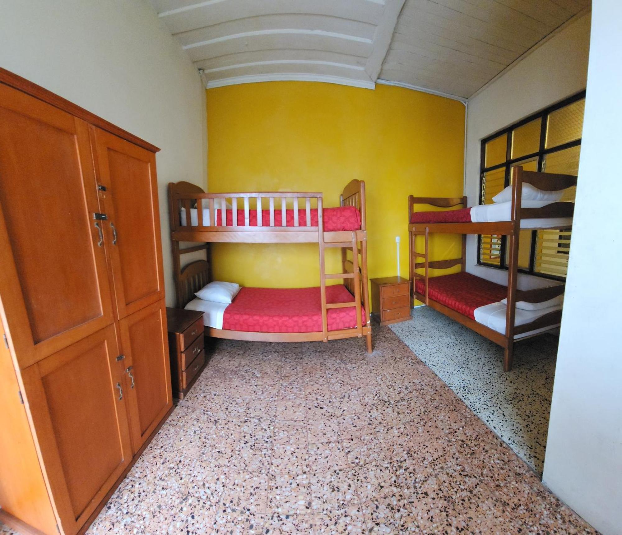 Flying Dog Hostel Iquitos Eksteriør billede
