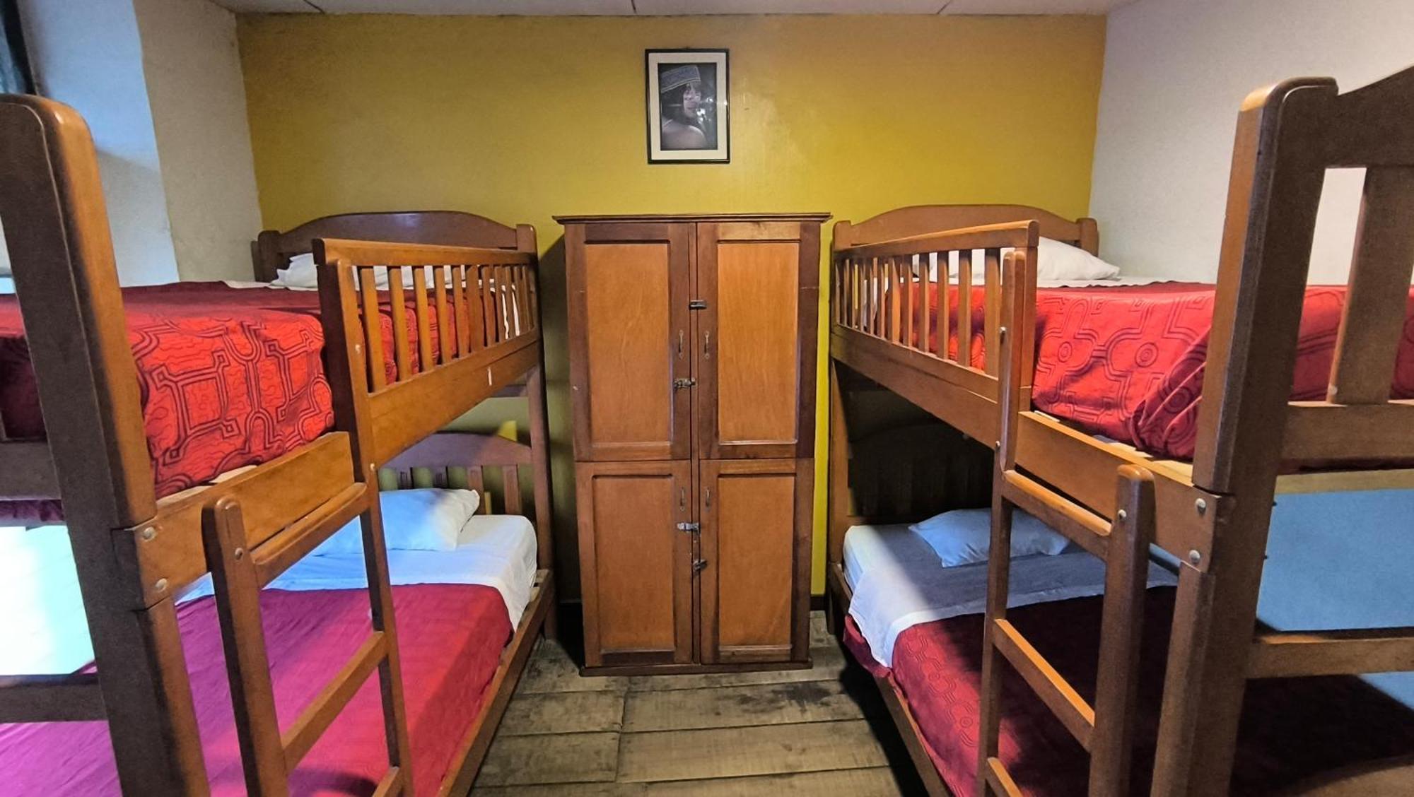 Flying Dog Hostel Iquitos Eksteriør billede