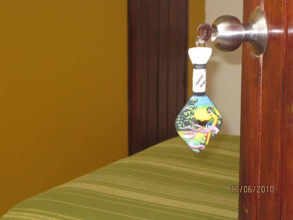 Flying Dog Hostel Iquitos Eksteriør billede