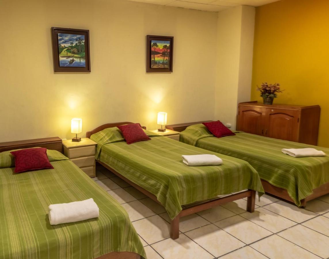 Flying Dog Hostel Iquitos Eksteriør billede