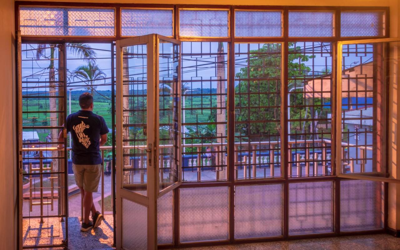 Flying Dog Hostel Iquitos Eksteriør billede