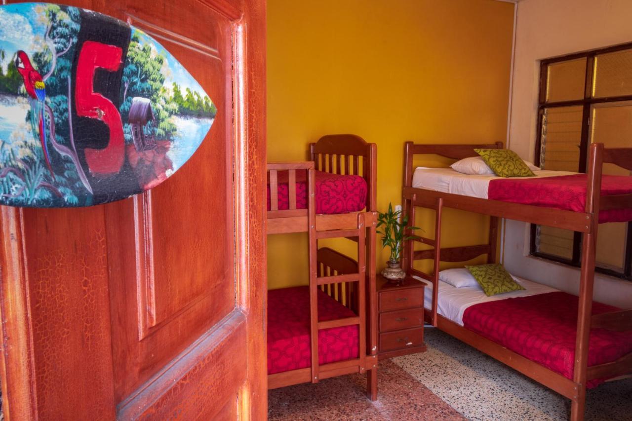 Flying Dog Hostel Iquitos Eksteriør billede